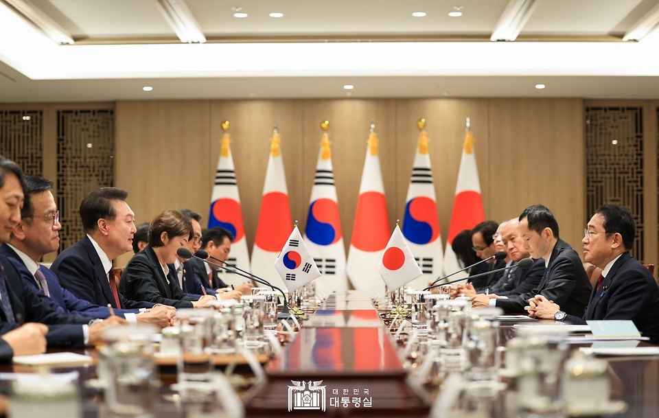 윤석열 대통령이 26일 서울 용산 대통령실에서 기시다 후미오(Kishida Fumio) 일본 총리와 한일 정상회담을 하고 있다. 