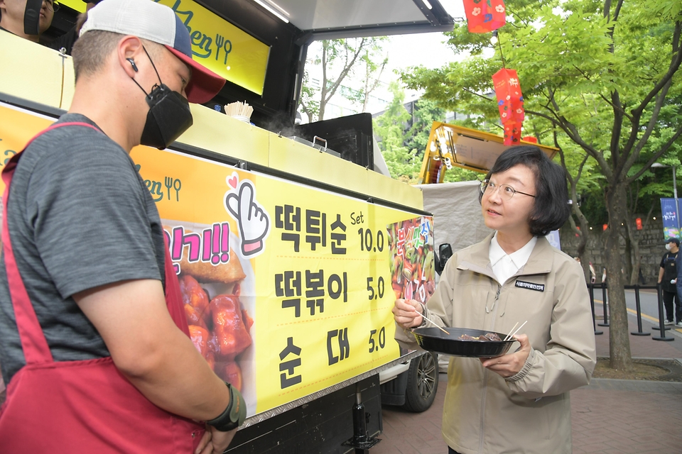 오유경 식품의약품안전처장이 24일 서울 중구 덕수궁 인근 정동야행 푸드트럭존 현장을 방문, 식품 분야의 규제 개선 성과를 살피고 현장 의견을 청취하고 있다.