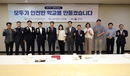 이주호 사회부총리 겸 교육부 장관이 23일 서울 종로구 정부서울청사에서 열린 ‘제27차 함께차담회’에서 참석자들과 기념 촬영을 하고 있다.