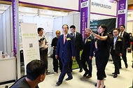 한덕수 국무총리가 27일 서울 강남구 코엑스에서 열린 ‘KB 굿잡 우수기업 취업박람회’에서 부스를 둘러보고 있다.