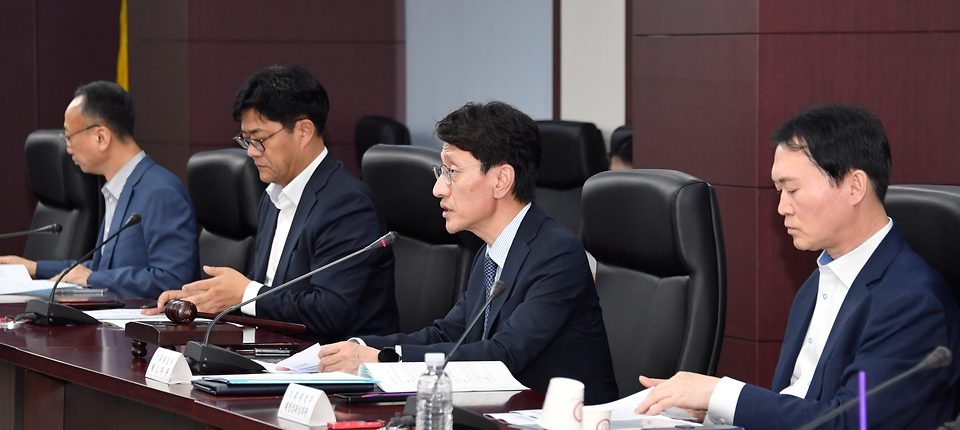 김윤상 기획재정부 차관이 24일 서울 종로구 한국무역보험공사에서 열린 ‘2024년 제3차 부담금운용심의위원회’를 주재하고 있다. 
