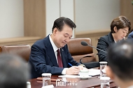 윤석열 대통령이 26일 서울 용산 대통령실에서 열린 한일 정상회담에서 기시다 후미오(Kishida Fumio) 일본 총리의 발언을 듣고 있다.