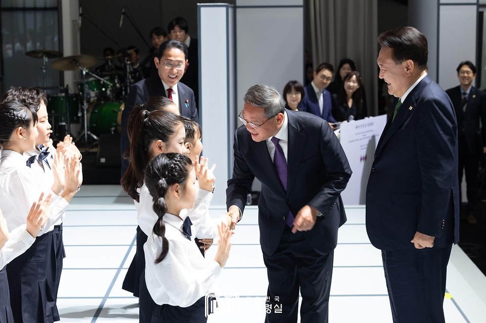 윤석열 대통령과 기시다 후미오(Kishida Fumio) 일본 총리, 리창(Li Qiang) 중국 국무원 총리가 26일 서울 종로구 국립현대미술관 서울관에서 열린 ‘제9차 한일중 정상회의 환영 만찬’에서 식전 공연을 마친 3국 어린이합창단을 격려하고 있다. 