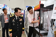 남화영 소방청장이 24일 대구 북구 엑스코에서 ‘K-소방산업, 세계로 미래로’란 주제로 열린 2024 국제소방안전박람회에서 전시장을 둘러보고 있다. 