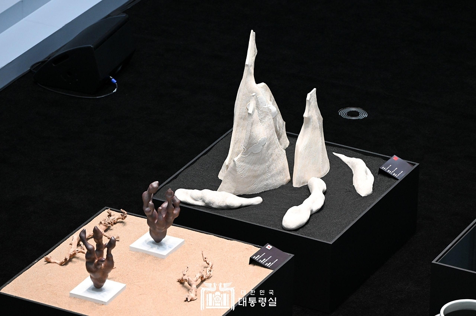 대통령실은 26일 서울 종로구 국립현대미술관 서울관에서 열린 ‘제9차 한일중 정상회의 환영 만찬’을 시작하기에 앞서 윤석열 대통령, 기시다 후미오(Kishida Fumio) 일본 총리, 리창(Li Qiang) 중국 국무원 총리가 만찬장 중앙에 전시된 3국 도예가들의 작품을 관람했다고 밝혔다. 사진은 만찬장에 전시된 3국 도예가들의 작품들.