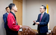 박민수 보건복지부 2차관이 24일 서울 잠실야구장에서 김인석 LG트윈스 대표이사와 대화하고 있다.