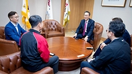 박민수 보건복지부 2차관이 24일 서울 잠실야구장에서 김인석 LG트윈스 대표이사와 대화하고 있다.