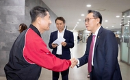 박민수 보건복지부 2차관이 24일 서울 잠실야구장에서 김인석 LG트윈스 대표이사와 악수하고 있다.