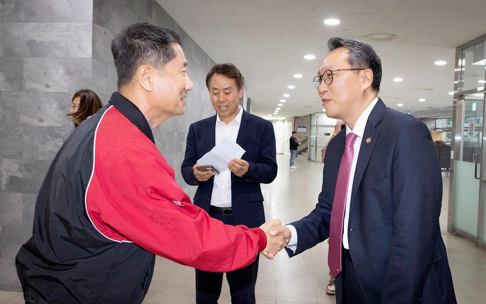 박민수 보건복지부 2차관이 24일 서울 잠실야구장에서 김인석 LG트윈스 대표이사와 악수하고 있다.