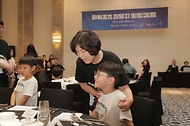 강정애 국가보훈부 장관이 지난 24일 오후 파라다이스 시티 인천에서 열린 2024 히어로즈 패밀리 힐링캠프에 참석하여 참석자 가족들과 인사를 나누고 있다.
