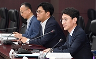 김윤상 기획재정부 차관이 24일 서울 종로구 한국무역보험공사에서 열린 ‘2024년 제3차 부담금운용심의위원회’를 주재하고 있다. 