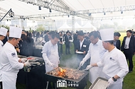 윤석열 대통령이 24일 서울 용산 대통령실 잔디마당에서 열린 ‘대통령의 저녁 초대’ 출입기자단 초청 만찬 간담회에서 고기를 굽고 있다.