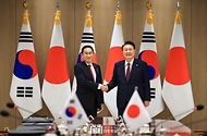 윤석열 대통령이 26일 서울 용산 대통령실에서 열린 한일 정상회담에서 기시다 후미오(Kishida Fumio) 일본 총리와 악수하고 있다.