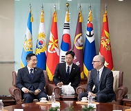 신원식 국방부장관이 23일 서울 용산구 국방부에서 제이슨 매서니(Jason Matheny) 랜드(RAND)연구소장과 면담을 하고 있다.