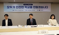 이주호 사회부총리 겸 교육부 장관이 23일 서울 종로구 정부서울청사에서 열린 ‘제27차 함께차담회’에 참석해 인사말을 하고 있다. 이번 차담회는 학교 안전사고 예방 및 안전교육 내실화 방안에 대해 현장 교원과 학부모의 의견을 수렴하고, 정책 제안 사항을 청취하기 위해 진행되었다.