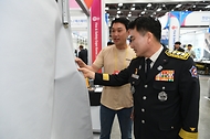 남화영 소방청장이 24일 대구 북구 엑스코에서 ‘K-소방산업, 세계로 미래로’란 주제로 열린 2024 국제소방안전박람회에서 전시장을 둘러보고 있다. 