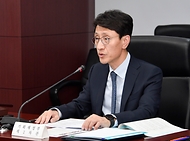 김윤상 기획재정부 차관이 24일 서울 종로구 한국무역보험공사에서 열린 ‘2024년 제3차 부담금운용심의위원회’를 주재하고 있다. 