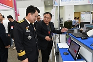 남화영 소방청장이 24일 대구 북구 엑스코에서 ‘K-소방산업, 세계로 미래로’란 주제로 열린 2024 국제소방안전박람회에서 전시장을 둘러보고 있다. 