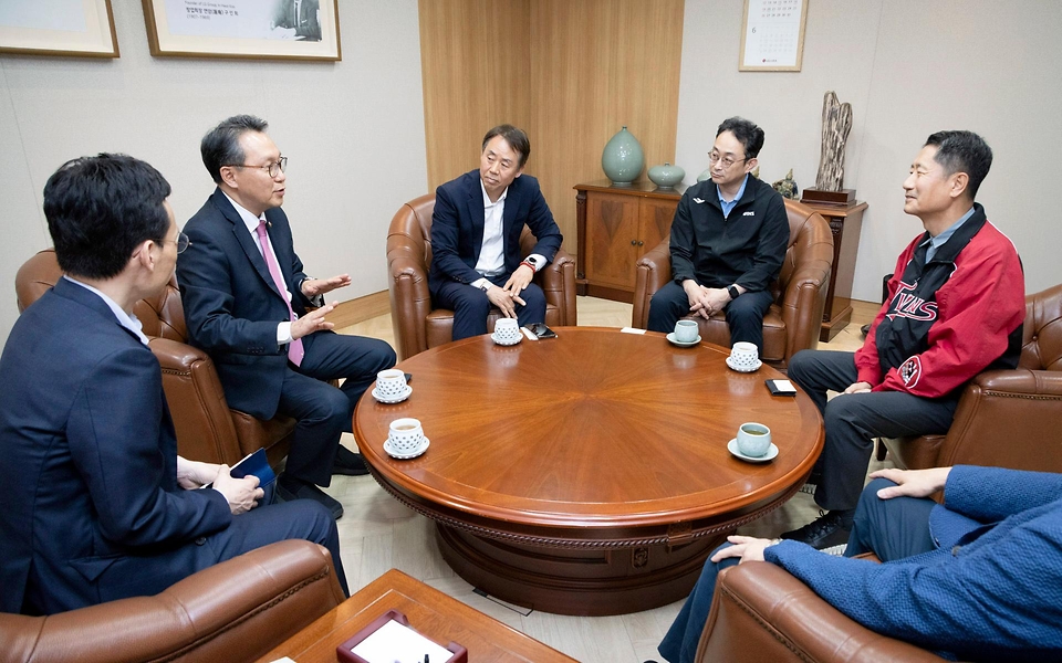 박민수 보건복지부 2차관이 24일 서울 잠실야구장에서 김인석 LG트윈스 대표이사와 대화하고 있다.