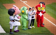 조동연 자살 유족 동료지원 활동가가 24일 서울 잠실야구장에서 시구 행사를 진행하기 전 발언하고 있다.