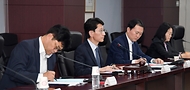 김윤상 기획재정부 차관이 24일 서울 종로구 한국무역보험공사에서 열린 ‘2024년 제3차 부담금운용심의위원회’를 주재하고 있다. 