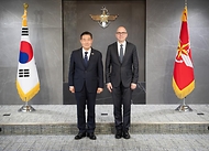 신원식 국방부장관이 23일 서울 용산구 국방부에서 제이슨 매서니(Jason Matheny) 랜드(RAND)연구소장과 면담 후 기념 촬영을 하고 있다.