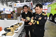 남화영 소방청장이 24일 대구 북구 엑스코에서 ‘K-소방산업, 세계로 미래로’란 주제로 열린 2024 국제소방안전박람회에서 전시장을 둘러보고 있다. 