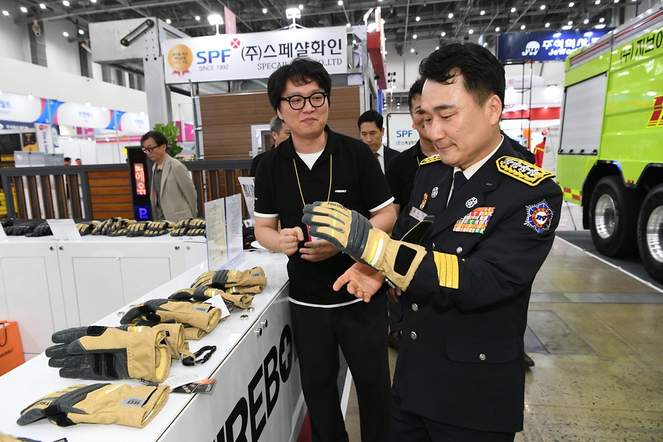 남화영 소방청장이 24일 대구 북구 엑스코에서 ‘K-소방산업, 세계로 미래로’란 주제로 열린 2024 국제소방안전박람회에서 전시장을 둘러보고 있다. 