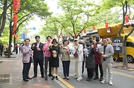오유경 식품의약품안전처장이 24일 서울 중구 덕수궁 인근 정동야행 푸드트럭존 현장을 방문해 관계자들과 기념 촬영을 하고 있다.