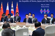 윤석열 대통령이 27일 청와대 영빈관에서 열린 ‘제9차 한·일·중 정상회의’에서 발언을 경청하고 있다.