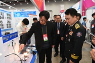 남화영 소방청장이 24일 대구 북구 엑스코에서 ‘K-소방산업, 세계로 미래로’란 주제로 열린 2024 국제소방안전박람회에서 전시장을 둘러보고 있다. 