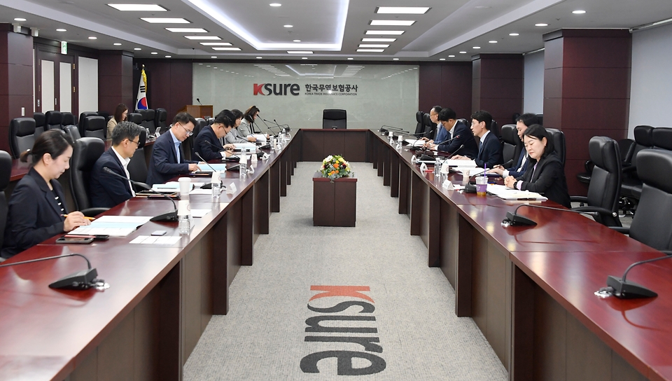 김윤상 기획재정부 차관이 24일 서울 종로구 한국무역보험공사에서 열린 ‘2024년 제3차 부담금운용심의위원회’를 주재하고 있다. 