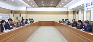 정인교 산업통상자원부 통상교섭본부장이 27일 정부세종청사 산업부 대회의실에서 열린 ‘제5차 수출지역 담당관 회의’를 주재하고 있다.