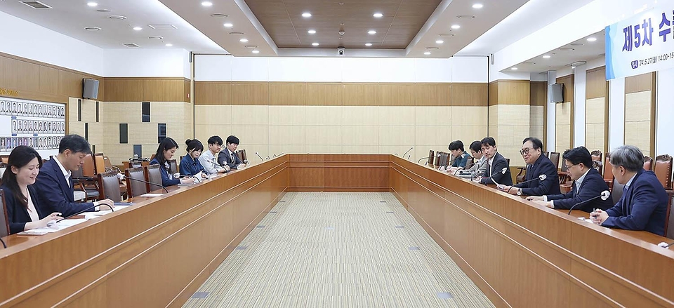 정인교 산업통상자원부 통상교섭본부장이 27일 정부세종청사 산업부 대회의실에서 열린 ‘제5차 수출지역 담당관 회의’를 주재하고 있다.