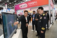 남화영 소방청장이 24일 대구 북구 엑스코에서 ‘K-소방산업, 세계로 미래로’란 주제로 열린 2024 국제소방안전박람회에서 전시장을 둘러보고 있다. 