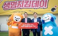박민수 보건복지부 2차관이 24일 서울 잠실야구장에서 황태연 한국생명존중희망재단 이사장과 자살예방 캠페인 현수막을 들고 기념 촬영하고 있다.