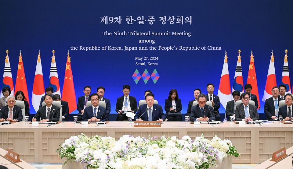 윤석열 대통령이 27일 청와대 영빈관에서 열린 ‘제9차 한·일·중 정상회의’에서 발언하고 있다.