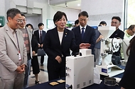 송미령 농림축산식품부 장관이 24일 충남 천안상록리조트에서 열린 국립농산물품질관리원의 ‘2024년 농관원 윈-윈(Win-Win) 한마당 행사’에 참석해 전시장을 둘러보고 있다.