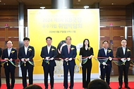 한덕수 국무총리가 27일 서울 강남구 코엑스에서 열린 ‘KB 굿잡 우수기업 취업박람회 개막식’에서 이재근 KB국민은행장, 김연아 선수 및 참석자들과 테이프 커팅식을 하고 있다. 