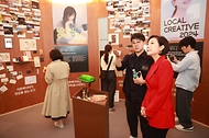 오영주 중소벤처기업부 장관이 24일 서울 중구 문화역서울284에서 열린 ‘로컬 크리에이티브 2024’에 참석해 전시관을 둘러보고 있다.