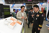 남화영 소방청장이 24일 대구 북구 엑스코에서 ‘K-소방산업, 세계로 미래로’란 주제로 열린 2024 국제소방안전박람회에서 전시장을 둘러보고 있다. 