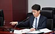 김윤상 기획재정부 차관이 24일 서울 종로구 한국무역보험공사에서 열린 ‘2024년 제3차 부담금운용심의위원회’에서 의사봉을 두드리고 있다.
