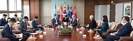 신원식 국방부장관이 23일 서울 용산구 국방부에서 제이슨 매서니(Jason Matheny) 랜드(RAND)연구소장과 면담을 하고 있다.
