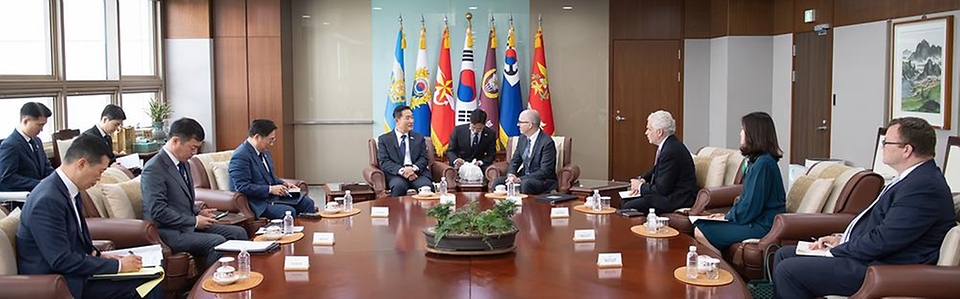신원식 국방부장관이 23일 서울 용산구 국방부에서 제이슨 매서니(Jason Matheny) 랜드(RAND)연구소장과 면담을 하고 있다.