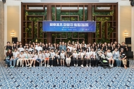 강정애 국가보훈부 장관이 지난 24일 오후 파라다이스 시티 인천에서 열린 2024 히어로즈 패밀리 힐링캠프에 참석하여 참석자들과 함께 기념촬영을 하고 있다.