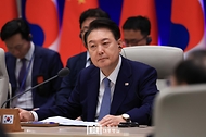 윤석열 대통령이 27일 청와대 영빈관에서 열린 ‘제9차 한·일·중 정상회의’에서 발언을 경청하고 있다.
