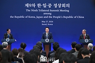 윤석열 대통령이 27일 청와대 영빈관에서 열린 ‘제9차 한·일·중 정상회의 공동기자회견’에서 발언하고 있다.