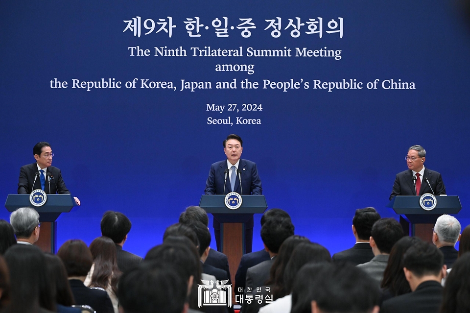 윤석열 대통령이 27일 청와대 영빈관에서 열린 ‘제9차 한·일·중 정상회의 공동기자회견’에서 발언하고 있다.
