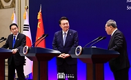 윤석열 대통령이 27일 청와대 영빈관에서 열린 ‘제9차 한·일·중 정상회의 공동기자회견’에서 리창(Li Qiang) 중국 국무원 총리의 발언을 듣고 있다. 