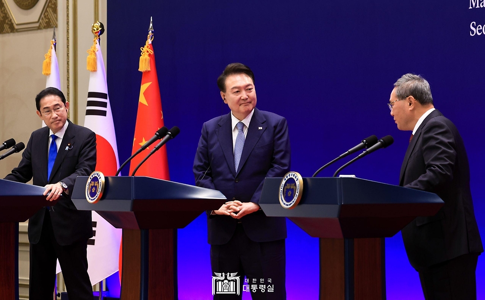 윤석열 대통령이 27일 청와대 영빈관에서 열린 ‘제9차 한·일·중 정상회의 공동기자회견’에서 리창(Li Qiang) 중국 국무원 총리의 발언을 듣고 있다. 